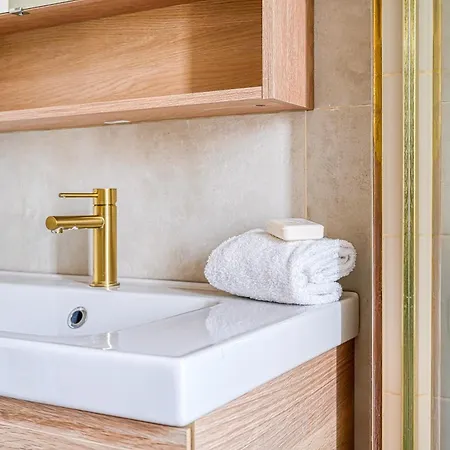Calm And Comfortable 2-bedroom In 17th Parigi